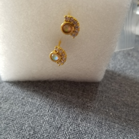 New Gold/Sliver round cut Opal Stud Earrings - Picture 4 of 4